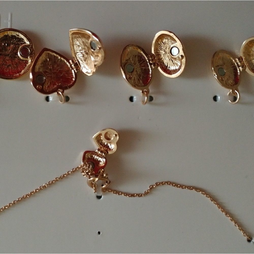 One Magnet Locket charm necklace - Picture 3 of 3